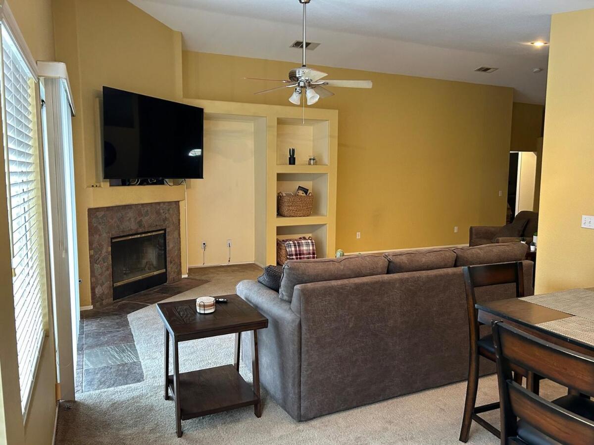 Villa Walking Distance To Stagecoach Indio Exterior foto